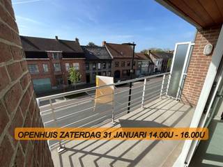 Prachtig appartement in het centrum van Oostrozebeke. Inkomhal met afzonderlijk gastentoilet, ruime living met uitzicht op een mooi terras. Terras met elektrische zonneluifel. Volledig ingerichte keuken met naastgelegen berging. Badkamer met dubbele wastafel en ligbad. Twee ruime slaapkamers. Grote garage. Grote kelder, extra gemeenschappelijke fietsenstalling. Fiets ook mogelijk in eigen kelder te stallen.