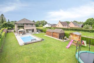 Belle villa prête à emménager à vendre à Erpe-MereÀ la recherche de la maison familiale idéale ? Cette villa récemment construite (2005) est située sur un terrain surélevé, offrant une vue magnifique et une intimité accrue. L'emplacement est idéal : proche des écoles, des crèches, des commerces et des grands axes routiers, avec une allée spacieuse pour plusieurs voitures et un garage avec local à vélos.À l'intérieur, la maison respire le confort grâce à ses finitions élégantes et à ses matériaux de qualité. Tout a toujours été méticuleusement pris en charge par les propriétaires. La cuisine ouverte et l'espace de vie attenant sont baignés de lumière et offrent une vue fantastique sur le jardin. Au rez-de-chaussée, il y a de la place pour un coin jeux, tandis qu'à l'étage, un bureau lumineux permet de rester en contact avec le reste de la maison via le loft. Il y a 4 chambres et une salle de bain avec une véritable sensation de bien-être. Un espace de rangement supplémentaire se trouve dans le grenier et dans la buanderie séparée.À l'extérieur, vous pourrez profiter d'un joli jardin avec une aire de jeux pour enfants et une belle piscine (2015).Ce bâtiment est également en parfait état sur le plan technique et prêt pour l'avenir grâce à la pompe à chaleur et au chauffage au sol, aux panneaux solaires équipés d'une batterie domestique, ainsi qu'à un système d'aspiration centralisée et à un adoucisseur d'eau.Disponible à partir du 1/9/27. Registre des mesures: non