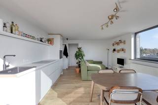 Op een centrale ligging langs de Hundelgemsesteenweg in Merelbeke bevindt zich dit charmante en lichtrijke dakappartement van 45 m². Het...