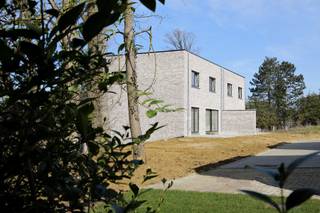 Woning in Herent - Paardenveldstraat: Unit D.3<br /><br />Welkom in Herent - laatste woningen! Deze unieke, eigentijdse woonbuurt aan de Paardenveldstraat bestaat uit moderne nieuwbouwwoningen omgeven door parkgebied. Buiten geniet je van een mooi terras en van een ruime, gedeelde parkzone. Binnen van een optimale indeling en een mooi uitzicht. Dankzij hun strakke, moderne vormgeving met donkere en lichte vlakken springen deze huis in het oog in het glooiende landschap dat deze buurt aan de Paardenveldstraat typeert. Deze groene buurt is ideaal gelegen en geniet van een rustige ligging, vlak bij Leuven. Elk huis beschikt over drie slaapkamers en twee parkeerplaatsen. De grote raampartijen zorgen voor veel lichtinval. De gemeenschappelijke tuin en het privéterras maken het plaatje compleet. Woning D.3 is een halfopen bebouwing met 3 slaapkamers met een vloeroppervlakte van 138m². Exclusief (verplicht aan te kopen): autostaanplaats.