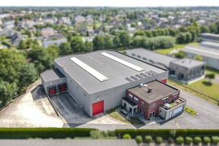 Deze uitstekend onderhouden bedrijfssite op een perceel van 4.183 m² combineert een ruime en instapklare bedrijfswoning met een kwalitatieve loods van ongeveer 1.530 m², ideaal voor ondernemers die wonen en werken op één locatie wensen te combineren. Gelegen in de ambachtelijke zone van Eernegem geniet het geheel van een vlotte bereikbaarheid en een professionele uitstraling.<br /><br />De bedrijfswoning, gebouwd in 2006, biedt een doordachte indeling met een representatief onthaal, twee bureauruimtes, een volledig uitgeruste keuken, een lichtrijke leefruimte, vier volwaardige slaapkamers, een dressing, een luxueuze badkamer met hoekbad en inloopdouche, een Zweedse sauna en een ruim zonneterras. Dankzij de centrale verwarming op aardgas, meerdere airco's, elektrische rolluiken, beveiligingsvoorzieningen en een dubbele inpandige garage geniet u hier van een hoog wooncomfort.<br /><br />De loods beschikt over een gepolierde betonvloer, een vrije hoogte van maar liefst 7,42 meter, twee elektrische sectionale poorten, vijf afzonderlijke toegangsdeuren, een sanitaire ruimte en een volledig uitgeruste laad- en loszone met twee dockingsystemen en een overdekte laadkaai. Hierdoor is het gebouw perfect geschikt voor opslag, productie, logistiek of andere ambachtelijke activiteiten.<br /><br />Verder is het pand uitgerust met 24 zonnepanelen en een thuisbatterij (één thuisbatterij blijft behouden), twee regenwaterputten van elk 10.000 liter, stadswater en kwalitatieve aluminium ramen. De combinatie van een ruime woning, professionele bedrijfsinfrastructuur en een uitstekende ligging maakt dit een unieke opportuniteit voor zelfstandigen en bedrijven die op zoek zijn naar een toekomstgerichte vestigingsplaats.<br /><br />Naast een klassieke aankoop is er ook de mogelijkheid om aan te kopen met een overdracht van aandelen.<br /><br />Interesse? Contacteer ons en ontdek de mogelijkheden.