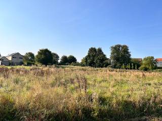 <p>7 bouwgronden voor open bebouwing op toplocatie in Leefdaal Deze bouwgronden bevinden zich in een doodlopende straat te Leefdaal (Bertem) op een boogscheut van winkels, natuur en de oprit van de E40.  De gronden maken deel uit van een goedgekeurde verkavelingsvergunning en werden reeds bouwrijp gemaakt. Ook grondonderzoeken (sonderingsverslag, ovam) werden reeds uitgevoerd.  Via onze betrouwbare partners is er tevens een mogelijkheid om te werken volgens sleutel-op-de-deurprincipe. Vraag gerust de uitgewerkte woningen op via onze website. Interesse om uw bouwdroom te realiseren? Vraag snel meer informatie aan via nieuwbouw@living-stone.be .</p>