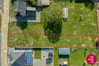 Zoek je een mooi perceel bouwgrond te koop in Elen (Dilsen-Stokkem)? Aan de Zonnestraat vind je deze unieke bouwgrond van 705 m² voor het bouwen van een halfopen bebouwing op een droomlocatie.<br /><br />Perceelkenmerken:<br />- Oppervlakte: 705 m²<br />- Breedte aan de straatkant: 10,52 meter<br />- Lengte perceel: 72,90 meter<br />- Oriëntatie achtertuin: Zuidwesten (optimale zoninval)<br /><br />BOUWVOORSCHRIFTEN (GRUP Elen Centrum + verkavelingsvoorschriften):<br />1. Bouwdiepte:<br />- Gelijkvloers: maximaal 15 meter;<br />- Verdieping: maximaal 12 meter.<br /><br />2. Bouwhoogte:<br />- Maximaal 2 bouwlagen met een kroonlijsthoogte van max. 6,50 meter en een nokhoogte van max. 12 meter.<br /><br />3. Daken:<br />- Dakvorm: Vrij, maar verplicht gelijk voor beide gekoppelde woningen;<br />- Onderling akkoord: Als eigenaars onderling een akkoord hebben, kiezen zij samen de dakvorm;<br />- Bij gebrek aan akkoord: Verplicht hellend dak van 40° (met optioneel een plat dak op het uitspringende gelijkvloerse gedeelte).<br /><br />4. Bijgebouwen & carport:<br />- Carport: In de zijtuinstrook is max. 1 carport toegelaten;<br />- Tuinhuis/Bijgebouw: In de achtertuin zone mag een bijgebouw opgericht worden van max. 75 m².<br /><br />5. Overige voorwaarden:<br />- Natuur- / Agrarisch gebied: De achterliggende zone (verder dan 50 meter vanaf de straat) ligt in agrarisch gebied en maakt geen deel uit van de bouwzone.<br /><br />Je vindt de stedenbouwkundige richtlijnen hier terug:<br />https://www.dilsen-stokkem.be/grup-elen-centrum<br /><br />De aanduidingen van het bouwperceel zijn louter indicatief en kunnen afwijken van de werkelijkheid.<br /><br />Bestuursmaatregelen in het maatregelenregister: nee