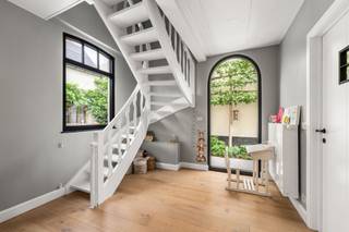 In het centrum van Maldegem, op wandelafstand van winkels, scholen en horecazaken, maar toch verrassend rustig gelegen, bevindt zich deze bijzonder charmante en instapklare woning. Achter de verzorgde gevel schuilt een eigendom die vanaf 2021 met veel zorg en oog voor kwaliteit grondig werd gerenoveerd, waardoor u hier zonder zorgen meteen uw intrek kunt nemen.<br /><br />De woning straalt warmte en gezelligheid uit en combineert authentieke elementen met hedendaags wooncomfort. Op het gelijkvloers geniet u van een lichtrijke leefruimte, een gezellige keuken met pelletkachel als sfeervolle blikvanger en een praktische indeling die perfect aansluit op het dagelijks leven. De renovaties omvatten onder meer nieuwe ramen, vloeren, keuken, badkamer, waterleidingen, een energiezuinige gasketel, dakisolatie, zonnepanelen met thuisbatterij en een vernieuwde elektrische installatie. De elektriciteit is reeds grotendeels vernieuwd en kan mits enkele zeer beperkte ingrepen conform worden gemaakt.<br /><br />Op de verdieping bevinden zich twee volwaardige slaapkamers, met bovendien de mogelijkheid om eenvoudig een derde slaapkamer of bureauruimte te creëren.<br /><br />Buiten geniet u van een bijzonder aangenaam en onderhoudsvriendelijk terras, verscholen in het groen en met een gevoel van privacy. Daarnaast beschikt de woning over een ruim bijgebouw met zolder, ideaal als opslagruimte, hobbyruimte, atelier of voor een zelfstandige activiteit of bijberoep.<br /><br />Ook op energetisch vlak scoort deze woning uitstekend dankzij het gunstige EPC, de zonnepanelen met thuisbatterij en het asbestveilig attest.<br /><br />Bent u op zoek naar een instapklare woning waar charme, comfort en een centrale doch rustige ligging perfect samenkomen? Dan is deze eigendom absoluut een bezoek waard. Neem vrijblijvend contact op met Louis Van Zele van Immo Francois Meetjesland.<br /><br />