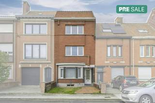 Dans la Hugo Verriestlaan, nous trouvons cette maison prête à emménager à vendre avec 3 chambres. Grâce à son emplacement, la ville et les...