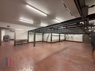 Fantastisch gelegen bedrijfsgebouw op een omheind terrein te huur, bestaande uit een magazijn met kantoorruimte. Vlakbij de <strong>E40 </strong>op- en afrit Aalter, op slechts 2 km afstand. Deze locatie zorgt voor een vlotte verbinding richting Brugge, Gent en Brussel.<br /><br />Dit <strong>multifunctioneel pand </strong>heeft een magazijnruimte met een oppervlakte van 1.700 m². De ruimte beschikt over <strong>3 sectionale poorten</strong>, <strong>2 laadkades</strong> en is opgedeeld in verschillende 'doos in een doos' ruimtes, dewelke volledig opengemaakt kunnen worden. Daarnaast is er een kantoor aanwezig van +/- 100 m² met een kitchenette en een sociale ruimte. Tevens is de site voorzien van een <strong>afgesloten buitenterrein</strong> met voldoende parkeer- en manoeuvreerruimte.<br /><br />Heeft u interesse of wenst u graag meer details over dit aanbod? Neem contact op met <strong>Giel PANORAMA B2B </strong>voor meer info, plannen of een vrijblijvend plaatsbezoek via <strong>0477 02 09 02</strong>.