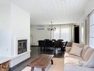 <p>Energiezuinige halfopen bebouwing in een rustige buurt bestaande uit een inkomhal met vestiaire en afzonderlijk toilet, gezellige leefruimte met eet-en zithoek, veranda/polyvalente ruimte, volledig uitgeruste keuken met vernieuwde apparatuur, 2 slaapkamers, ingerichte badkamer (douche, ligbad en dubbele wastafel), praktische was/bergplaats, garage met sectionale poort en een vaste trap naar de 2<sup>de</sup> verdieping die ingericht is met een 3<sup>de</sup> slaapkamer.</p>
<p>De tuin is zuid gericht en onderhoudsvriendelijk aangelegd met een groot terras en tuinberging + lounge.</p>
<p>Extra troeven:</p>
<ul>
<li>Energiezuinig</li>
<li>Conforme keuring elektriciteit</li>
<li>Regenwaterput</li>
<li>Voortuin met private oprit voor meerdere wagens</li>
<li>Tuin met grasrobot</li>
<li>Rustige ligging in een doodlopende straat.</li>
<li>Instapklaar</li>
</ul>
<p>Deze woning is te koop ZONDER makelaar via het concept van Smart Houses! Wenst u verdere inlichtingen of bezoek? Contacteer rechtstreeks de eigenaar via 0472/85.58.65.</p>