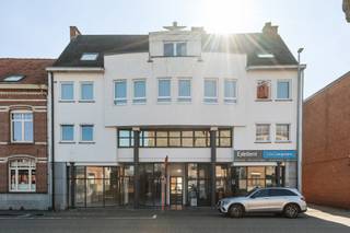 <p>Instapklaar, volledig gerenoveerd appartement met twee slaapkamers en terras op wandelafstand van het centrum. <br /><br />Indeling en omschrijving:<br />U betreedt dit volledige gerenoveerde appartement via de inkomhal met praktische ingemaakte kasten. De lichtrijke woonkamer bevindt zich aan de achterzijde en is afgewerkt met een parketvloer. Aansluitend vindt u de nieuwe, volledige uitgeruste keuken met boven- en onderkasten, spoelbak, kookplaat, dampkap, combi-oven, koelkast en diepvriezer. Vanuit de leefruimte heeft u toegang tot het zonnige, zuid-georiënteerde en overdekte terras, waar u in alle rust kan genieten. Aan de voorzijde van het appartement bevinden zich twee slaapkamers. De volledig betegelde badkamer is voorzien van een ligbad met douchescherm, dubbele lavabo met meubel en spiegelkasten evanals een toilet. Daarnaast is er een praktische berging. Ten slotte beschikt dit appartement nog over een garagebox langs de achterzijde van het gebouw, welke u optioneel kan bij aankopen voor € 25.000. <br /><br />Extra info: garagebox optioneel bij aan te kopen voor € 25.000 I EPC 161 kWh/ (m² jaar) label B I infoplicht: Vg, Wg, Gvv, Gvkr, Gmo I watertoets: P-score: A I G-score: A.</p>