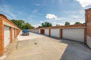 <p><span>In dit vernieuwde complex, zijn 5 afgesloten garageboxen te koop. Alle boxen beschikken over een nieuwe geïsoleerde sectionaalpoort. Met de eveneens nieuwe poortmotoren aan de straatkant en de camerabewaking, is dit complex zeer goed beveiligd. Dit jaar werd een nieuwe oprit aangelegd volgens de strengste normen. Alle boxen meten ongeveer ± 2,86 meter bij ± 5,46 meter. De boxen zijn verhuurd voor 130,00 euro per box, waardoor het huurrendement 4% beloopt. De maandelijkse algemene kosten belopen 3 euro per maand per box, incl. verzekering, elektriciteit en onderhoud.</span></p>
