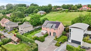 <p><span>Spacious 4 bedroom villa in Linden.</span></p><p><span>In a convenient location in a quiet cul-de-sac you will find this excellently maintained villa, in new condition, on a fully fenced plot of 748 sqm. With a living area of 322 m², this home offers a perfect combination of space, comfort and energy efficiency.</span></p><p><span>The home features a bright split-level living space with high ceilings and solid plank flooring, a fully equipped kitchen with recent quality appliances, a practical storage room and an indoor garage with custom cabinets. On the first floor you will enjoy underfloor heating.</span></p><p><span>Furthermore, there are 4 full bedrooms and a recently renovated bathroom with walk-in shower, bathtub, double sink and toilet. The living attic of 56 m², accessible via a fixed staircase, offers numerous possibilities as an extra bedroom, hobby room, playroom or home office.</span></p><p><span>Outside you will enjoy a fully landscaped garden with water feature, atmospheric lighting, multiple terraces, awning and sunscreen. A durable full-core gazebo and ample parking complete the property.</span></p><p><span>Thanks to solar panels, a home battery, charging station, condensing boiler, air conditioning and an alarm system, the home also scores highly in terms of energy efficiency.</span></p><p><span>Advantages</span></p><ul><li><span>322 m² of living space</span></li><li><span>4 full bedrooms</span></li><li><span>Attic of 56 m²</span></li><li><span>Recently renovated bathroom</span></li><li><span>Underfloor heating on the first floor</span></li><li><span>Solar panels, home battery and charging station</span></li><li><span>Air conditioning and alarm system</span></li><li><span>Indoor garage and several parking spaces</span></li><li><span>Quiet location in a cul-de-sac</span></li><li><span>Only 7 km from Leuven</span></li></ul><p><span>A move-in ready family home with exceptional space in a prime location in Linden.</span></p>
