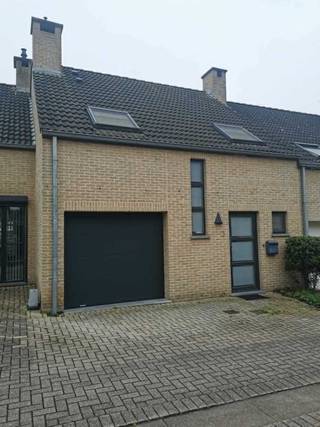 Rustig gelegen eengezinswoning met 3 slaapkamers, tuin en garage. <br /><br />Deze recent gerenoveerde rijwoning ligt in de kindvriendelijke wijk De Schomme, op wandelafstand van recreatiedomein De Schorre te Boom. Er is geen doorgaand verkeer in de wijk, dus ideaal voor gezin met kinderen. Winkels, scholen en openbaar vervoer op wandelafstand. Vlotte verbinding met A12, E19 en N16.<br /><br />Dit eigendom is gebouwd in 2002 en steeds goed onderhouden.<br />De woning is asbestveilig, de keuring van de electricieit is conform en het EPC heeft een goed label B.<br /><br />Gelijkvloers is volledig betegeld, inkomhal met apart toilet, lichtrijke woonkamer en vernieuwd open keuken 2024 met zicht op de tuin.<br />Keuken met oven, microgolf, gaskookplaat met grill, dampkap, koelkast en vaatwasser. <br />Dubbele beglazing met electrische zonnescreens. PVC-ramen.<br />Inpandige garage met electrische sectionale poort. CV-ketel Junkers en wasmachine aansluiting. Aansluiting voor waterontharder is voorzien.<br />Zuidgerichte tuin met terras, omheining en tuinhuis.<br /><br />Digitale Bosch EasyControl thermostaat (2022) met individuele regeling per radiator (app of knoppen) in volledig huis.<br /><br />Eerste verdieping : nachthal, apart toilet (betegeld), 3 slaapkamers (laminaat) en vernieuwde badkamer (2022) met groot hoekbad, douche en dubbele lavabo.<br />Dakramen (2022 alu/hout) met verduistering, muggeramen en zonnewering.<br />Geisoleerde grote zolder met laminaatvloer bereikbaar via uitschuiftrap in nachthal.<br /><br />Rechtstreeks te koop via eigenaar ( geen immokantoor)<br /><br />Als U graag deze woning wil bezichtigen, mag U ons steeds contacteren op dirk.schippers01@gmail.com of c_toremans@msn.com of op telefoonnummer Glenn Schippers 0032 470 05 49 60