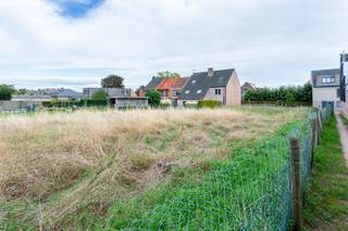 Bouwgrond van 514 m² op een toplocatie nabij het centrum van Zwijndrecht. Rustig gelegen, maar toch op wandel- en fietsafstand van winkels, scholen, openbaar vervoer en andere dagelijkse voorzieningen.<br />Droomt u van het bouwen van uw eigen woning op een uitstekende locatie? Dan is deze bouwgrond in de Polderstraat, links naast huisnummer 124, een unieke kans.<br />Met een straatbreedte van ongeveer 9 meter, een diepte van circa 66 meter en een totale oppervlakte van 514 m² biedt dit perceel een uitstekende basis voor de realisatie van een ruime gesloten eengezinswoning met drie bouwlagen (onder voorbehoud van de geldende stedenbouwkundige voorschriften).<br />De Polderstraat is een rustige, groene en kindvriendelijke straat waar u geniet van een aangename woonomgeving, terwijl het bruisende centrum van Zwijndrecht, winkels, scholen, openbaar vervoer en belangrijke invalswegen zich op slechts enkele minuten bevinden.<br />Het bijgevoegde ontwerp toont alvast het potentieel van dit perceel en laat u kennismaken met de mogelijkheden.<br />Bouwgronden op deze gegeerde locatie zijn bijzonder schaars. Grijp deze unieke kans en realiseer uw woonproject op een perceel dat rust, ruimte en een uitstekende bereikbaarheid perfect combineert.<br />P-score: C-Stedenbouwkundige inlichtingen: Gvg – Wg – Wug – Gmo – Gvkr – Gvv<br /><br />Mis deze unieke opportuniteit niet! Neem vandaag nog contact met ons op via 03 233 33 00 of ontdek alle informatie op www.walls.be.