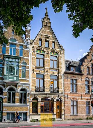 Een uniek Burgershuis uit het begin van de 20e eeuw — een beschermd monument met karakter en uitstraling.Dit charmante pand bestaat uit drie...