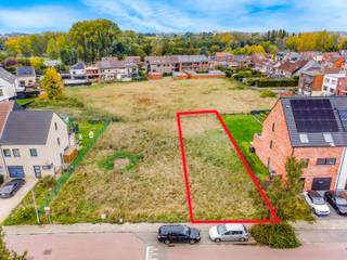 Immo Pické biedt U deze uiterst rustig en residentieel gelegen (doodlopende straat) perceel bouwgrond aan voor een halfopen bebouwing. Ondanks...