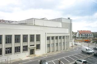 Pied-à-terre idéal avec une belle vue sur mer situé près du Casino.Disposition : hall d’entrée avec toilette, séjour lumineux avec coin repas...