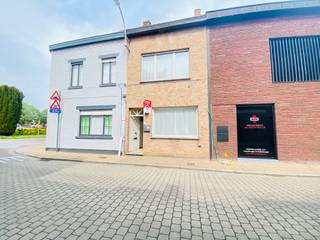 Wervik - Instapklare woning te koop.Indeling:Via de inkomhal kom je binnen in een ruime lichtrijke living met aanpalend de keuken. Daarnaast vind de...
