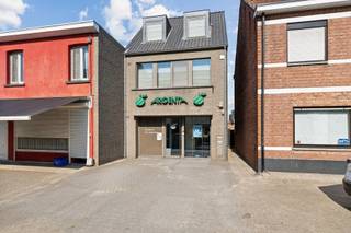 Dit handelspand bevindt zich op de gelijkvloerse verdieping van een kleinschalig gemengd gebouw in het centrum van Ravels.Momenteel ingericht als...