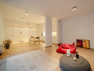 Idéalement situé à proximité immédiate de l’avenue Louise et des Jardins du Roi, à l’arrière d’un immeuble récent, appartement une chambre d’une superficie brute selon PEB de ± 90 m² avec une agréable cour intérieure privative.<br /><br />L’appartement, situé à l'arrière de l'immeuble au rez-de-chaussée, s’ouvre sur un vaste espace séjour/salle à manger de ± 54 m², il est baigné de lumière grâce aux larges baies vitrées donnant accès à la cour privative idéalement orientée Sud/Ouest. Côté nuit, une chambre de ± 14 m² donnant également accès à l’espace extérieur, elle est prolongée d’une salle de bain séparée avec douche à l'italienne. Un espace buanderie complète l’ensemble.<br /><br />Autres: vidéophonie, ventilation double flux, local vélos, emplacement de parking en option (obligatoire), pas de cave, charges pour communs, chauffage privatif et eau chaude: 200 EUR. PEB: C+<br /><br />Le Jardin du Roi est idéalement situé non loin des commerces et restaurants dans un quartier paisible et typique. Accès facile aux transports en commun. <br /><br />Pour toutes informations complémentaires, veuillez contacter Laurence Ballaux au +32 (0) 2 640 08 01.