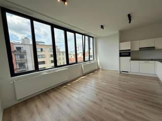 Midden in het bruisende hart van Antwerpen, aan de gezellige Oudevaartplaats, bevindt zich dit modern 1-slaapkamerappartement op de vierde...