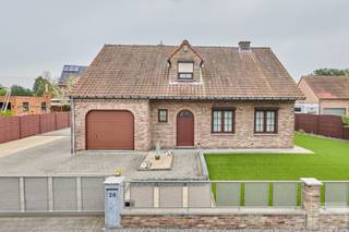 Op zoek naar een woning met ruimte, comfort en extra mogelijkheden? Dan is deze eigendom in de Helderbeekstraat 28 absoluut een bezoek waard.<br /><br />Deze woning beschikt over een aangename en lichtrijke leefruimte met aansluitend een leuke, praktische keuken waar het gezellig vertoeven is.<br /><br />De veranda vormt een mooie extra troef en biedt een aangename overgang naar de tuin, ideaal om het hele jaar door van het buitengevoel te genieten.<br /><br />Met 3 volwaardige slaapkamers is er voldoende ruimte voor een gezin of voor wie nood heeft aan een bureau of hobbykamer. Daarnaast is er een douche ruimte aanwezig voor extra comfort.<br /><br />Een bijzonder pluspunt is de inpandige garage, die niet alleen praktisch is, maar ook extra bergruimte biedt. Bovendien is er een kelder aanwezig, ideaal voor stockage of als extra bergruimte.<br /><br />De woning is gelegen op een perceel van ca. 800 m² en beschikt over een onderhoudsvriendelijke tuin met kunstgras, waardoor u optimaal kan genieten zonder veel onderhoud.<br /><br />Achteraan bevindt zich bovendien een magazijn, ideaal voor zelfstandigen, hobbyisten of wie nood heeft aan extra opslagruimte.<br /><br />Gelegen in een aangename omgeving, combineert deze woning rust met een goede bereikbaarheid.<br /><br />Interesse? Contacteer ons voor meer info of een bezichtiging.