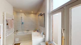 Zonnig en ruim appartement op toplocatie in Antwerpen. <br /><br />Indeling: Via de inkomhal komt u in de leefruimte met salon- en eetgedeelte en open keuken. De hoge plafonds en vele raampartijen laten de ruimtes baden in het licht. Er is tevens aansluiting voor was- en droogautomaat. Ruime master-slaapkamer met en-suite badkamer met douche en wastafel. Voorts via de nachthal een tweede slaapkamer. Verder nog een separaat toilet. <br /><br />TROEVEN: <br />- Appartement met veel charme <br />- Bovenste verdieping<br />- Kleinschalig gebouw met lift