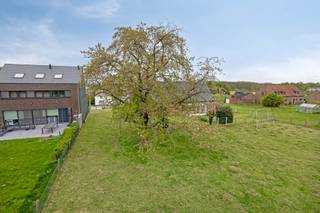 Bouwgrond voor halfopen bebouwing, vlakbij het kasteelpark "Ter Rijst"
Zoekt u een mooie locatie om uw droomwoning te realiseren? Deze bouwgrond biedt u rust, ruimte en een groene omgeving, op een boogscheut van het prachtige kasteelpark "Ter Rijst".
Bouwdiepte: 12 meter, zowel op het gelijkvloers als de verdieping.
Reliëfwijzigingen en uitgravingen voor een ondergrondse garage op straatniveau zijn toegelaten.
Unieke ligging in een rustige en groene omgeving.
Voor meer informatie en de volledige bouwvoorschriften kan u ons steeds contacteren.