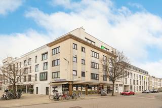 In de charmante Belegstraat, midden in het bruisende Antwerpen-Zuid, ontdek je deze smaakvol in 2019 gerenoveerde flat. Een plek waar rust...