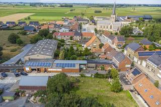 Bedrijfsgebouw met woonst te koop in Vleteren. Gelegen op een totale grondoppervlakte van ca. 26.787 m² bestaande uit ca. 823 m² woongebied...
