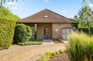 <h3><span><span>Prachtig gerenoveerde parel in 2e lijn te Aarschot – Ruimte, licht en privacy!</span></span></h3><p><span><span>Ben je op zoek naar een zeer ruime, instapklare woning waar rust, privacy en lichtinval centraal staan? Deze prachtig gerenoveerde woning, discreet gelegen te Aarschot biedt het allemaal!</span></span></p><p><span><span>Dankzij de ligging op de 2e lijn geniet je van een unieke sfeer en optimale privacy, ver weg van de straatdrukte. Bij de hoogwaardige renovatie is gekozen voor duurzame materialen, wat zorgt voor een moderne doch warme uitstraling. Bovendien valt overal in de woning meteen de overvloed aan natuurlijk licht op.</span></span></p><h4><span><span> </span></span></h4><p><span><span>Indeling als volgt:</span></span></p><p><span><span>Bij het betreden van de woning kom je binnen in een ruime verzorgde inkomhal voorzien van een apart gastentoilet.</span></span></p><p><span><span>Vervolgens wandel je door naar de gezellige en lichtrijke living die naadloos overgaat in de open keuken en de aansluitende veranda. </span></span><br /><span><span>Meteen naast de keuken bevindt zich een zeer praktische berging/wasplaats.</span></span><br /><span><span>Een grote troef van het gelijkvloers is dat je hier reeds een eerste volwaardige slaapkamer én een badkamer terugvindt, wat gelijkvloers wonen mogelijk maakt!</span></span></p><p><span><span> </span></span></p><p><span><span>Op de bovenverdieping bevinden zich nog eens 3 zeer ruime, lichtrijke slaapkamers.</span></span></p><p><span><span>Daarnaast beschikt deze verdieping over een tweede, ruime badkamer die uitgerust is met zowel een comfortabel ligbad als een aparte douche.</span></span></p><p><span><span> </span></span></p><p><span><span>Als kers op de taart bevindt zich achteraan het perceel een te renoveren vergund bijgebouw.</span></span></p><p><span><span>Deze structuur biedt een enorm potentieel voor creatieve kopers die extra ruimte zoeken voor een atelier, praktijkruimte of tuinberging.</span></span></p><p><span><span> </span></span></p><p><span><span>Interesse in deze prachtige energiezuinige  woning?</span></span></p><p><span><span>Contacteer ons nu voor meer informatie of een bezoek ter plaatse!</span></span></p><p><span><span>0467 00 67 79</span></span></p><p><span><span><u>info@eraetsvastgoed.be</u></span></span></p><p><span><span> </span></span></p>
