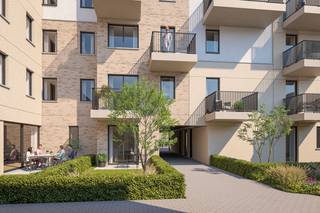 Wonen op een unieke locatie in Oostende, vlakbij de Spuikom, Oosteroever waar uitgestrekte waterzichten en omliggende natuur zorgen voor een instant gevoel van rust en vrijheid. Residentie OUTPORT bestaat uit 27 stijlvolle en energiezuinige appartementen (66 m² tot 116 m²), keuze uit 1 of 2 slaapkamers, elk met privéterras of tuin.<br /><br />Het appartement heeft volgende indeling: lichtrijke leefruimte met open keuken ingericht met duurzame materialen en kwalitatieve toestellen, aansluitende berging, afzonderlijk toilet, slaapkamer, badkamer, terras aan voorzijde en bijkomend achteraan privatieve tuin.<br /><br />Geniet onder voorwaarden van het verlaagd btw-tarief van 6%.<br /><br />Mogelijkheid tot aankoop van een bovengrondse garagebox.<br /><br />Voor meer informatie contacteer Gaëlle op het nummer 0479 17 17 17.