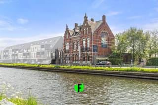 Pittoresk gelegen langs de vaart in Oudenburg, treffen we deze historische parel aan. De eclectische herenwoning dateert van 1899 en straalt...