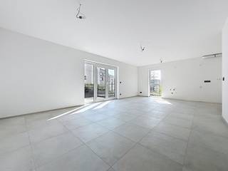 <p>Ces logements offrent d’excellentes performances énergétiques ainsi que des finitions soignées. La situation est idéale, proche de toutes les facilités, avec très peu de charges grâce à l’absence d’ascenseur et à une petite copropriété.</p>
<p>Appartement au 1er étage, 2 disponibles, se compose comme suit : hall d'entrée avec espace vestiaire, lumineux séjour avec cuisine ouverte, buanderie, salle de douche avec WC, 2 chambres.</p>
<p>Données techniques : compteurs individuels (eau, gaz, électricité), châssis PVC DV, détecteur incendie, précâblage pour une borne électrique, PEB A, 5 panneaux photovoltaïques par unité (460 W), VMC simple flux, chaudière individuelle gaz Vaillant, chauffage par le sol, radiateur sèche‑serviettes (SDD), parlophone, thermostat d’ambiance, peinture de propreté, abords et plantations réalisés</p>
<p>Prix affiché HTVA (TVA 21 % sur la construction + 12,5 % ou 3 % sur le terrain), parkings et cuisine inclus.</p>
<p>Un bien qui séduira autant les investisseurs que les occupants. Et si vous veniez vous en rendre compte par vous‑même lors d’une visite.</p>
<p>***Pour des opportunités exclusives, inscrivez-vous sur <strong>weinvest.be</strong> et accédez à des biens ciblés. Besoin d'une estimation SANS ENGAGEMENT ? Contactez-nous au <strong>0471 93 09 30</strong>. Nous sommes là pour vous accompagner dans votre achat, investissement ou vente.***</p>
<p>L'agent immobilier ne pratique aucune enchère, monopole des notaires. Il n'a pas le droit de fixer un prix minimum ni de vendre le bien. Ces décisions reviennent exclusivement au propriétaire, qui, s’il choisit de vendre, n'est pas lié à l'offre la plus élevée, mais à celle qui correspond le mieux à ses critères (prix, délai, conditions). Le prix indiqué n'est qu'un prix de départ.</p>