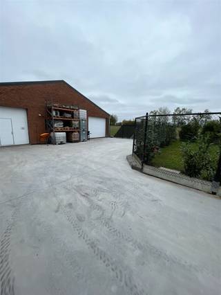 Te koop Instapklare woning mét loods en stabiele huuropbrengst van 2325/maandOnder het motto meer dan een huis, een slimme investering bieden wij u...
