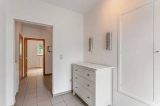 Deze goed onderhouden bel-etagewoning is gelegen op een perceel van 2a47ca in Kessel-Lo en combineert een rustige woonomgeving met een uitstekende bereikbaarheid. Dankzij de nabijheid van de E314, het Provinciaal Domein van Kessel-Lo, scholen, winkels en het station van Leuven woon je hier op een strategisch goede locatie.<br /><br />Via de inkomhal bereiken we op het gelijkvloers de wasruimte en de inpandige garage, waar twee wagens achter elkaar kunnen parkeren. Vanuit de garage is er rechtstreeks toegang tot de gezellige stadstuin, waar het aangenaam en rustig vertoeven is.<br /><br />Op de eerste verdieping geeft de overloop toegang tot een afzonderlijk gastentoilet, een lichtrijke leefruimte met zicht op het terras en de tuin, een aanpalende keuken en een handige bureauhoek.<br /><br />De tweede verdieping omvat drie slaapkamers en een badkamer. Onder het dak bevindt zich bovendien nog een volledig afgewerkte vierde slaapkamer met ingemaakte kasten — ideaal als extra slaapkamer, hobbyruimte of thuiskantoor.<br /><br />Verder beschikt de woning over een oprit voor één wagen en tal van comfortvoorzieningen zoals een goede EPC-score (B = 147 kWh/m²/jaar), rolluiken op de slaapkamers, een automatische sectionale garagepoort en is de woning Asbestvrij ! Een ideale gezinswoning voor wie comfortabel wil wonen op een centrale locatie nabij Leuven.<br /><br />Aarzel niet en neem voor extra informatie of een bezoek contact op met Jan Schrijvers via 0495 18 95 81 of janschrijvers@immojanstas.be.<br /><br />Bijkomende info (EPC, bodemattest, elektriciteitsattest, enz...) kan U hier downloaden ↓