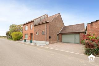 Langs de Heirbaan in Drieslinter vinden we deze charmante, zorgvuldig gerenoveerde woning met bijgebouwen terug.Indeling:Op het gelijkvloers bevindt...