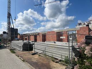<strong>Nieuwbouwwoningen te koop te Ieper</strong><br /><br />“DE VLOEI” Lot 132<br /><br />Halfopen nieuwbouwwoning met tuin !<br /><br />Duurzame 3 slaapkamer woning voorzien van warmtepomp, vloerverwarming, ventilatiesysteem D en zonnepanelen.<br />E-peil 20 !<br /><br />Volledige afwerking : Keuken, vloerafwerking beneden en boven, terras, tuin, ...<br /><br />Woning voorzien van :<br />* inkomhal, vestiaire , toilet<br />* lichtrijke leefruimte<br />* Ruime open keuken <br />* Wasplaats <br />* Tuin met tuinberging<br /><br />Verdieping :<br />* 3 slaapkamers<br />* Badkamer (dubbel meubel, inloopdouche , bad , toilet)<br />* Bovenberging<br /><br />E-peil max 20 !<br /><br />Neem contact voor een bezoek via 051 21 11 11 of matias@imfiro.be