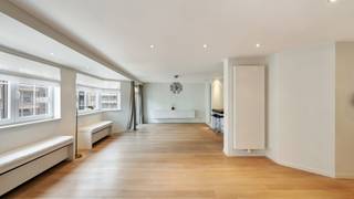 Uitzonderlijk ruim en hedendaags appartement van 163 m² op toplocatie in het hart van Knokke, op wandelafstand van het strand en de winkels, gelegen in een stijlvolle residentie uit 2010.<br />Indeling: ruime inkomhal met vestiaire en gastentoilet. Zeer lichtrijke woon- en eetkamer met gashaard, een gevelbreedte van maar liefst 11 meter en toegang tot twee terrassen. Moderne open keuken uitgerust met alle toestellen en een gezellige ontbijthoek. Aansluitend een praktische berging/wasplaats.<br />De master bedroom beschikt over een dressing en een en-suite badkamer met bad, toilet en dubbele lavabo. Daarnaast is er een tweede ruime slaapkamer, een aparte douchekamer en een derde slaapkamer met eigen badkamer (bad en lavabo) en technische berging. Alle slaapkamers bieden toegang tot het achterliggende terras en zijn uitgerust met automatische rolluiken.<br />Twee privatieve kelderbergingen en fietshaken.