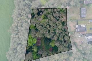 Perceel bouwgrond van 37a97ca op een uiterst unieke locatie verscholen in het bos.De grond ligt in recreatiegebied maar is geschikt om hier een...