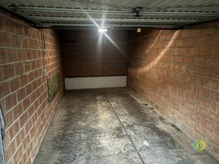 Looking for a safe standing place, extra storage space or an interesting investment? This garage box in Evere offers it all. Located in a quiet...