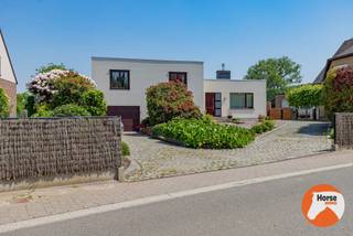 EERSTE BEZOEKDAG ZONDAG 14/06 VAN 10u TOT 14u (enkel op afspraak)<br /><br />HILLEGEM - Deze schitterende architectenwoning bieden we aan in het landelijke Hillegem, op wandelafstand van het station en centrum van Herzele en vlakbij de Provincieweg richting Aalst en Zottegem. Scholen en warenhuizen in de buurt. De woning staat op een perceel van 4750m² en heeft 250m² bewoonbare oppervlakte.<br /><br />Door zijn speciale indeling is deze woning zeker zijn tijd vooruit, het heeft een minimum aan trappen, waardoor het ook als een zeer toegankelijke woning kan worden beschouwd.<br />De indeling is als volgt, inkomhal met vestiaire, toegang naar slaapgedeelte met enkel trapjes, er zijn 3 grote slaapkamers en een badkamer met inloopdouche.<br />De andere kant van de woning hebben we dan het leefgedeelte met grote woonkamer en salon en overal zicht op de grote tuin ( veel lichtinval). Verder is er nog de keuken en eetkamer.<br />In de benedenruimte ( slechts enkele trappen) treffen we veel stockageplaats aan een een grote garage.<br /><br />Het huis beschikt over een grote, mooie tuin, met aansluitend een weide van 3500m² ( ideaal voor paarden). Op de weide is er een groot schuilhok en in de tuin is er nog een carport voor 3 wagens, of een polyvalente ruimte.<br /><br />Onlangs werd de volledige woning met crepi bekleed.<br />Het EPC is momenteel E, maar met een beperkte kost van 10 zonnepanelen komen we reeds in D ( simulatie aanwezig).<br /><br />Bent u op zoek naar een instapklare, lichtrijke en ruime OB met een mooie tuin en achterliggende weide, maak dan snel een afspraak via 053/60.65.60