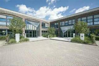 Very nice office park with possibility of warehouse units. Ideally situated in a green environment next to the Brussels Ring Road and the E40. Many facilities on site such as fitness center, restaurant, dryclean, nursery/crèche,... Close to the train station. Several different buildings and spaces available, from ultra-modern to traditional.<br /><br />•    Parking available (600 €/place/year) <br />•    Surface: 499 sqm