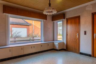 Deze vrijstaande woning is gelegen in Meerhout-Gestel, een charmante, landelijke omgeving waar rust, natuur en bereikbaarheid samenkomen. Hier geniet je van het groene karakter en de vele fiets- en wandelmogelijkheden, terwijl winkels, scholen en andere voorzieningen vlot bereikbaar zijn. Dankzij de nabijheid van de E313 beschik je bovendien over een uitstekende verbinding richting Antwerpen en Hasselt.<br /><br />De woning bevindt zich op een perceel van 668 m² en beschikt over drie slaapkamers, een bureau, een zolder, een kelder en een vrijstaande garage. Dankzij de open bebouwing, de praktische indeling en de beschikbare ruimte biedt deze woning heel wat mogelijkheden voor wie zijn toekomstige thuis volledig naar eigen smaak wil renoveren.<br /><br />Via de inkomhal kom je in de leefruimte, die is opgedeeld in een eetruimte en een gezellige zithoek. Aansluitend bevindt zich de keuken. Verder beschikt het gelijkvloers over een praktische wasplaats en een badkamer met toilet.<br /><br />Op de eerste verdieping geeft de nachthal toegang tot drie slaapkamers en een afzonderlijke bureau/berging.<br /><br />Daarnaast beschikt de woning over een zolder en een kelder, die zorgen voor bijkomende opbergruimte.<br /><br />Buiten is de woning voorzien van een ruime tuin en een overdekt terras, waar je aangenaam kan genieten van het buitenleven.<br />Verder bevindt er zich een vrijstaande garage die extra parkeer- en opbergruimte biedt.<br /><br />Kortom, een ruime gezinswoning met een mooi perceel en heel wat potentieel om er een warme thuis van te maken.<br /><br />Interesse? We nemen graag de tijd om je deze woning ter plaatse te laten ontdekken.<br />📞 014 84 83 69<br />✉️ info@sublimmo.be<br />