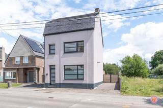 <p>PLAN JOUW BEZOEK: calendly.com/office-julimmo/weertstraat<br /><br />In het landelijke Mariekerke vinden we deze instapklare woning terug. Deze halfopen bebouwing bevindt zich vlakbij de Schelde, waar je een aangename wandeling kan gaan maken.<br /><br />Bij het betreden van de woning kom je binnen in de inkomhal die naadloos overgaat in de ruime leefruimte. Deze lichtrijke leefruimte vormt het hart van de woning en sluit mooi aan op de volledig geïnstalleerde keuken. Achteraan bevindt zich een gastentoilet.<br /><br />Op de eerste verdieping vinden we twee ruime slaapkamers en een badkamer met lavabo, toilet en douche. Beide kamers zijn voorzien van rolluiken voor extra comfort.<br /><br />De vaste trap brengt je naar de grote afgewerkte zolder, perfect als master bedroom, hobbyruimte of op te delen in twee aparte kamers.<br /><br />Achteraan de woning bevindt zich een aparte bergruimte. <br />De woning beschikt verder over een droge kelder, ideaal als extra bergruimte.<br /><br />De oprit biedt plaats voor meerdere wagens en als extra troef is er een zeer ruime garage van 40m².<br /><br />Buiten geniet je van een grote, volledig afsluitbare tuin — een ideale plek om te ontspannen of om kinderen veilig te laten spelen. <br /><br />Dankzij de zonnepanelen en recente opfrissingen presenteert deze woning zich als een instapklare, energiezuinige gezinswoning met veel bruikbare ruimte.<br /><br />Ben je op zoek naar een instapklare woning?<br />Contacteer ons gerust via office@julimmo.be of 0473761807.</p>