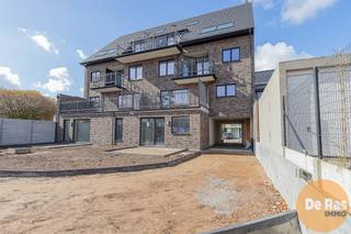HERZELE - Residentie JUDO is een stijlvolle nieuwbouwresidentie gelegen in de Stationsstraat te Herzele. Het project omvat acht kwaliteitsvolle appartementen (91m² tot 137m²), waarvan zes ruime tweeslaapkamerappartementen en twee luxueuze duplexen. De residentie werd ontworpen met aandacht voor comfort, licht en moderne afwerking, waardoor elk appartement een aangename en energiezuinige woonervaring biedt.<br /><br />De appartementen beschikken over een praktische indeling met twee slaapkamers, een volledig uitgeruste badkamer en een leefruimte met open keuken. De duplexappartementen bieden extra ruimte met drie slaapkamers en twee toiletten, wat ze bijzonder geschikt maakt voor gezinnen of wie net dat tikkeltje meer comfort zoekt.<br /><br />Op het gelijkvloers genieten de bewoners van een privatieve tuin, terwijl de appartementen op de verdiepingen zijn uitgerust met een terras waar men in alle rust kan ontspannen. Daarnaast is er de mogelijkheid om een garage afzonderlijk bij aan te kopen, wat extra gemak en veiligheid biedt.<br /><br />Residentie JUDO bevindt zich op een uitstekende locatie in het centrum van Herzele, op wandelafstand van het station, winkels, scholen en openbaar vervoer. Via de provincieweg ben je met de wagen in een mum van tijd in de omliggende steden of op de oprit van de E40. Dankzij de centrale ligging en de vlotte verbindingen met omliggende steden combineert dit project rustig wonen met optimale bereikbaarheid.<br /><br />De opgegeven prijzen zijn exclusief kosten.<br />De aankoop kan, mits het voldoen aan de voorwaarden, genieten van het verlaagde btw-tarief van 6%.<br /><br />OOK voor bedrijven/investeerders die het pand aankopen voor verhuur (15 jaar)<br /><br />De oplevering wordt verwacht vanaf eind mei 2026.<br /><br />Ontdek jouw nieuwe thuis vandaag! Bel of mail onze makelaar Karolien voor meer informatie of een bezoek: 0489/52.28.36 - karoliensteppe@immoderas.be