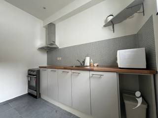 <p><span>Ruime studio in het centrum van Leuven</span></p><p><span>Deze ruime en verzorgde studio is ideaal gelegen in het hart van Leuven, op wandelafstand van alle voorzieningen.</span></p><p><span>De studio beschikt over een lichtrijke leef- en eetruimte met een eigen kitchenette, uitgerust met alle nodige comfort. Daarnaast is er een aparte slaapkamer met kleerkast en bureau, waardoor je comfortabel kunt wonen &amp; studeren.</span></p><p><span>Het privatieve sanitair omvat een douche, lavabo en toilet. Bovendien hebben bewoners toegang tot een aangenaam gemeenschappelijk terras, een ideale plek om te ontspannen en te genieten van het buitenleven.</span></p><p><span>Dankzij de uitstekende ligging bevinden alle campussen, winkels, restaurants, cafés en andere faciliteiten zich vlakbij.</span></p><p><span> </span></p><p><span>Een ideale woonst voor studenten die op zoek zijn naar comfortabel wonen op een toplocatie in Leuven. </span></p>