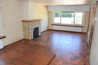 Leuke gelijkvloerse woning op 5a 69ca bestaande uit: inkomhal, mooie leefruimte, ingerichte keuken, nachthal, apart toilet, badkamer met ligbad en wastafel, 2 slaapkamers, wasplaats, zolder, tuinberging, garage, terras en gezellige tuin.<br /><br />Centrale verwarming op aardgas en PVC-ramen met dubbele beglazing + rolluiken aanwezig!<br /><br />Gelegen in Geel-Winkelomheide met vlotte en snelle verbinding naar autostrade.<br /><br />Stedenbouwkundige info in aanvraag!<br /><br />Meer info of een bezoek ter plaatse, contacteer ons kantoor via 0471/605.314 of mail info@immo-b.be!