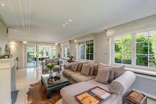 <p>Ruime instapklare villa met 4 slaapkamers op 1107 m² te koop op een uitstekende locatie in Lendelede.<br />Dankzij de royale bewoonbare oppervlakte van maar liefst 333 m² biedt deze woning alle ruimte voor comfortabel wonen.<br />Via de inkomhal met vestiaire en gastentoilet komt u in de lichtrijke leefruimte, waar een gezellige zithoek met houthaard naadloos overgaat in de eetplaats. De volledig uitgeruste keuken met eetruimte sluit aan op de veranda, vanwaar u geniet van een mooi zicht op de tuin. Verder bevinden zich op het gelijkvloers een afzonderlijk bureel, een praktische was- en bergplaats, een ruime slaapkamer, een badkamer uitgerust met ligbad, dubbele lavabo en toilet, evenals een dubbele garage met handige bergzolder.<br /><br />Op de eerste verdieping bevinden zich nog 3 slaapkamers en een tweede badkamer.<br />De zuidgerichte tuin is zorgvuldig aangelegd. Het ruime zonneterras, de serre en de tuinberging maken het geheel compleet en zorgen ervoor dat u optimaal van het buitenleven kunt genieten.<br /><br />Troeven:<br />- ruime woning, 4 slaapkamers<br />- airco, alarmsysteem, regenwaterput<br />- oprit en carport<br />- zuidgerichte tuin<br />- centrale ligging<br /> </p>
<p>Contacteer ons vandaag nog voor meer informatie of een bezoek ter plaatse.<br />Bel Louise op 0496 08 08 00 of mail louise@immo-lys.be</p>