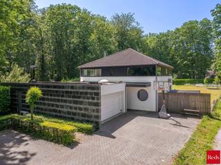 <strong>TE KOOP MET PRE-VIEW: enkel op afspraak.</strong><br /><br />Uniek gelegen moderne villa met zwembad, pal aan het park van Halle-Zoersel.<br /><br />Op een uitzonderlijke, groene toplocatie in Halle-Zoersel, direct grenzend aan het Hallehof, vindt u deze moderne, royale villa. Hier woont u in alle rust en privacy, met een prachtig, blijvend groen uitzicht en tegelijk een woning met enorm veel ruimte en mogelijkheden.<br /><br /><strong>Ligging</strong><br />+ Onmiddellijke aansluiting op het park van Halle-Zoersel<br />+ Volledige privacy, geen inkijk<br />+ Rustige, residentiële omgeving<br />+ Ideaal voor wie houdt van natuur, wandelen en fietsen<br /><br /><strong>INDELING</strong><br /><br /><span>Gelijkvloers:</span><br />Via de inkomhal met gastentoilet betreedt u de lichtrijke leefruimte, waar zithoek en eetkamer subtiel van elkaar gescheiden worden door een sfeervolle houthaard. De grote raampartijen zorgen voor een overvloed aan natuurlijk licht en een prachtig zicht op de tuin en het groen.<br />Aansluitend bevindt zich de functionele keuken, die verbonden is met een praktische berging en wasplaats met rechtstreekse zij-ingang. Vanuit deze berging bereikt u een polyvalente kamer, eveneens toegankelijk vanuit de inkomhal. Deze ruimte kan perfect dienen als bureau, praktijkruimte aan huis, fitness- of hobbyruimte, speelkamer of ontspanningsruimte.<br /><br /><span>Verdieping:</span><br />De centraal geplaatste trap in de leefruimte, als echte blikvanger voor het grote tuinraam, leidt naar de nachthal met apart toilet. Op deze verdieping bevinden zich:<br />+ 5 ruime kamers<br />+ 2 badkamers:<br />badkamer 1 met ligbad, douche en dubbele lavabo<br />badkamer 2 met douche en dubbele lavabo<br /><br /><span>Buitenruimte:</span><br />De west-georiënteerde tuin is een ware oase van rust, volledig omkaderd door groen en met directe aansluiting op het park.<br />+ Volledige privacy<br />+ Verwarmd zwembad, ideaal voor zalige zomerdagen<br />+ Genieten van de namiddag- en avondzon<br />+ Praktische bergingen<br /><br /><strong>BIJZONDERHEDEN<br /></strong><br />+ Zeer praktische, dubbele inpandige garage<br />+ Ruime oprit + extra carport<br />+ Zolder, toegankelijk via vouwtrap<br />+ Woning voorzien van kruipruimte<br />+ Vloerverwarming op het gelijkvloers<br />+ Airco/warmtepomp in de slaapkamer, leefruimte, keuken, bureau<br />+ Sfeervolle houthaard in de living<br />+ Ingemaakte kasten voor extra bergruimte<br />+ Buitenscreen aan het grote tuinraam<br />+ Elektricteit is conform<br />+ Alarm <br /><br />Deze villa combineert een unieke bosrandligging met een zee aan ruimte, optimaal comfort en tal van indelingsmogelijkheden.<br /><br />Contacteer ons voor meer informatie of om uw bezoek in te plannen en laat u ter plaatse overtuigen door de unieke sfeer en ligging van deze uitzonderlijke eigendom.