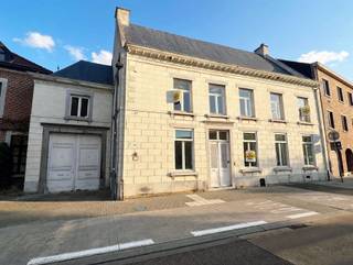 <p>Een uniek stukje geschiedenis op een toplocatie!</p><p>Pal aan de Markt in Herk-de-Stad bevindt zich dit indrukwekkende historische herenhuis, een zeldzaam eigendom waar authentieke architectuur, karakter en uitzonderlijk potentieel samenkomen.</p><p>Achter de statige gevel schuilt een bijzonder pand met een rijke geschiedenis die eeuwen teruggaat. Historische bronnen vermelden het gebouw als ‘Het Moleneyser’ en in de nokbalk prijkt het jaartal 1666. De karaktervolle lijstgevel dateert van omstreeks 1910.</p><p>Authentieke details die indruk maken</p><p>Bij het betreden van het pand valt meteen de prachtige houten trap met sierlijk gebogen leuning op. De kleurrijke glas-in-loodramen, originele binnendeuren, hoge plafonds, verfijnde moulures en authentieke vloeren creëren een sfeer die vandaag nog zelden te vinden is.</p><p>De royale leefruimtes baden in natuurlijk licht dankzij de hoge ramen. Elegante wandbetimmeringen, decoratieve plafondornamenten en een schitterende marmeren schouw met verfijnd beeldhouwwerk benadrukken het uitzonderlijke karakter van deze eigendom.</p><p>Elk vertrek vertelt zijn eigen verhaal en getuigt van het vakmanschap en de grandeur van weleer.</p><p>Een eigendom boordevol mogelijkheden</p><p>Met zijn talrijke vertrekken, indrukwekkende zolderruimte, vier kelders en bijhorende tuin biedt dit herenhuis een bijzonder interessante basis voor een toekomstgericht renovatieproject.</p><p>Of u nu droomt van een prestigieuze privéwoning, een stijlvolle combinatie van wonen en werken, een representatieve praktijkruimte of een uniek investeringsproject: dit pand biedt tal van mogelijkheden, steeds onder voorbehoud van de vereiste vergunningen.</p><p>Het gebouw vraagt om een grondige renovatie, maar net daarin schuilt de kans om historische schoonheid te combineren met hedendaags comfort, met respect voor het authentieke karakter.</p><p>Een topligging met historische uitstraling</p><p>De centrale ligging aan de Markt vormt een absolute troef. Hier geniet u van alle voorzieningen binnen handbereik, terwijl het pand zelf een uitstraling bezit die nauwelijks te evenaren valt.</p><p>Van 1889 tot 2022 bleef het herenhuis bewoond door drie generaties van dezelfde familie. Een bijzondere geschiedenis die bijdraagt aan de unieke identiteit van deze plek.</p><p>Dit is geen doorsnee vastgoed, maar een zeldzame kans om een stukje geschiedenis nieuw leven in te blazen. Indelingsplan en opmetingsplan in bijlage te vinden of op onze site.</p><p>Startprijs is een vanafprijs van 320.000 euro. De eerste biedingsronde loopt nog tot en met 12 november om 15.00 u ! De biedingskosten van 4,54 % zijn bijkomende kosten voor de koper. Infoplicht: Vg, Wg/Agr, Gmo, Gvkr, Gvv. P-score: B, G-score: A. EPC: 807 kWh/(m² jaar) – label F. Oppervlaktes zijn indicatief. Dit betreft een onderhandelingsvoorstel, is geen bindend aanbod.</p>
