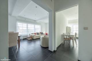 INSTAPKLAAR EN GEMEUBELD APPARTEMENT MET 2 SLAAPKAMERS, 2 AUTOSTAANPLAATSEN EN 2 BERGINGEN NABIJ HET CENTRUM VAN TONGEREN<br /><br />Dit instapklare appartement vinden we terug aan de Astridlaan 91/2 te Tongeren en is gelegen op minder dan 15 minuten wandelen van het centrum. Dankzij de centrale ligging bevinden verschillende voorzieningen zich op wandelafstand. Zo zijn onder andere een Colruyt, Carrefour, bakker en diverse andere voorzieningen op minder dan 400 meter van het appartement gelegen. Ook het openbaar vervoer is vlot bereikbaar. Daarnaast bevindt de autosnelweg zich op slechts 10 minuten rijden, waardoor ook omliggende steden gemakkelijk bereikbaar zijn.<br /><br />Het appartement is gelegen op de eerste verdieping en is bereikbaar via de trap. De indeling is als volgt:
<ul>
<li><span>Inkomhal.</span></li>
<li><span>Woonkamer met aangename zit- en eetruimte.</span></li>
<li><span>Keuken.</span></li>
<li><span>Twee slaapkamers, waarvan één slaapkamer voorzien is van praktische inbouwkasten.</span></li>
<li><span>Badkamer met enkele lavabo, toilet en douche.</span></li>
</ul>
Daarnaast beschikt het appartement over twee autostaanplaatsen: één aan de voorzijde van het gebouw en één in de garage. Het appartement beschikt bovendien over twee kelders in de garage, die extra bergruimte bieden en onder andere geschikt zijn voor het stallen van fietsen.<br /><br />De bewoners kunnen eveneens gebruikmaken van de gemeenschappelijke tuin, waarvan het onderhoud wordt voorzien.<br /><br />Het appartement wordt gemeubeld verhuurd en de meubels zijn inbegrepen in de huurprijs. Ook de wasmachine en droogkast behoren tot de verhuur en blijven ter beschikking van de huurder. Er zijn geen gemeenschappelijke kosten verbonden aan het appartement.<br /><br />Wilt u graag een bezichtiging inplannen voor dit gemeubelde en instapklare appartement? Contacteer ons dan vrijblijvend via info@matisimmo.be.<br />